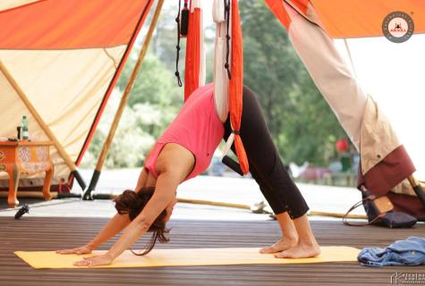 Fly yoga or yoga in hammocks - paradise for a back and vessels